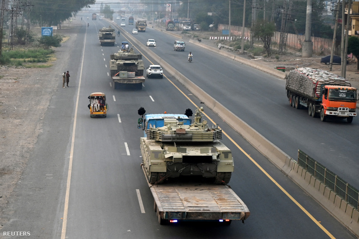 Tankokat szállítanak a pakisztáni Lahore melletti Muridkében 2025. május 7-én