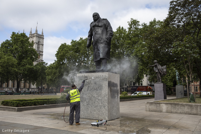 Épp egy demonstráció után takarítják a graffitiket a Churchill-szoborról