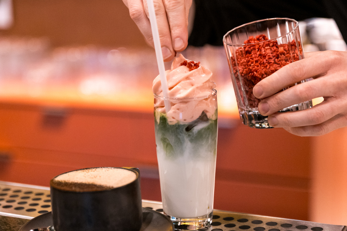 Készül a jeges strawberry matcha