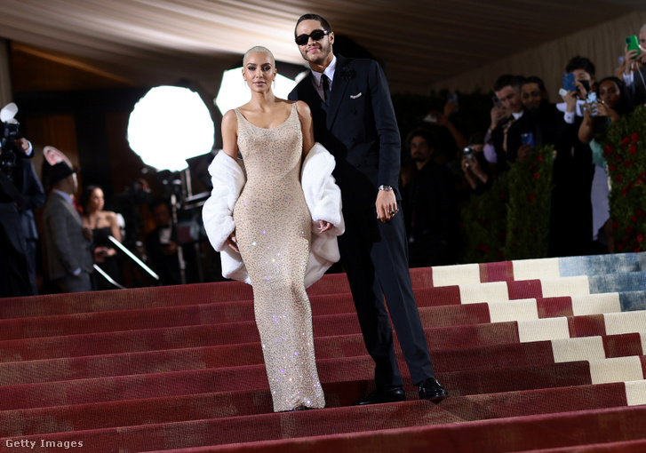 Kim Kardashian és Pete Davidson részt vesznek a Met-gálán 2022. május 2-án New Yorkban