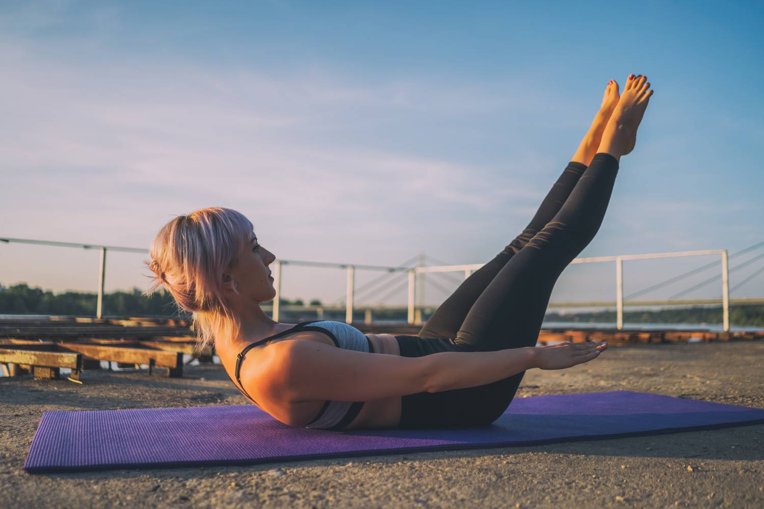 A pilates százas gyakorlatához emeld a törzsed és a lábakat el a talajtól, a lábak legyenek nyújtva. A kezeid nyújtsd ki a tested mellett és mintha vizet csapkodnál, emeld a karjaid fel és le százszor.