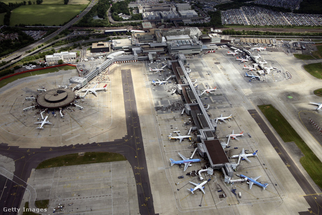 A londoni Gatwick reptérről indult volna a járat, a pilóta hibája káoszhoz vezetett