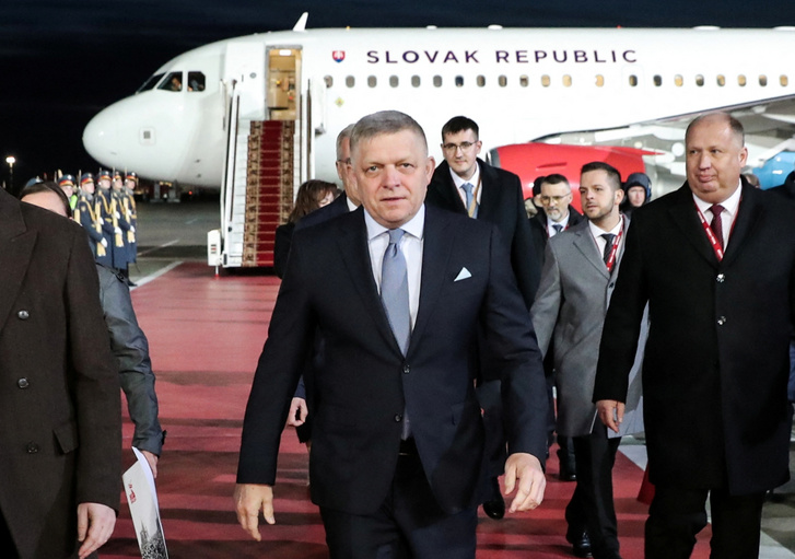 Szlovákia miniszterelnöke, Robert Fico megérkezik a moszkvai repülőtérre 2025. május 8-án