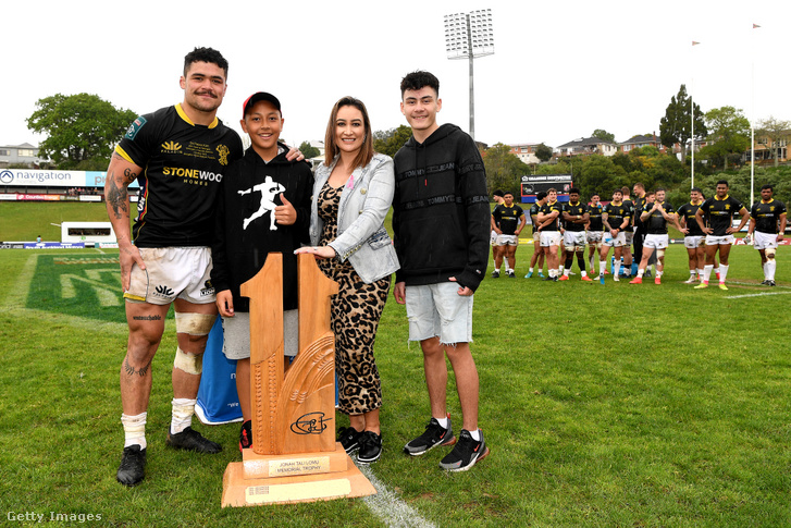 Du'plessis Kirifi, Brayley Lomu, Nadene Quirk és Dhyreille Lomu állt össze egy képre a Jonah Tali Lomu-emléktrófeával a Counties Manukau és a Wellington meccse során 2022. október 2-án az új-zélandi Pukekohban