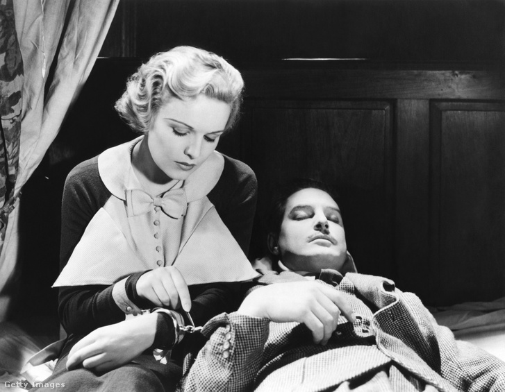 Madeleine Carroll és Robert Donat az Alfred Hitchcock által rendezett 39 lépcsőfok forgatásán 1935-ben