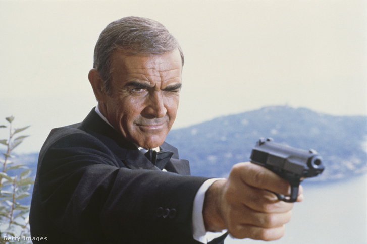 Sean Connery színész a James Bond: Soha többé ne mondd, hogy soha többé című film forgatásán Irvin Kershner rendezésében 1982-ben