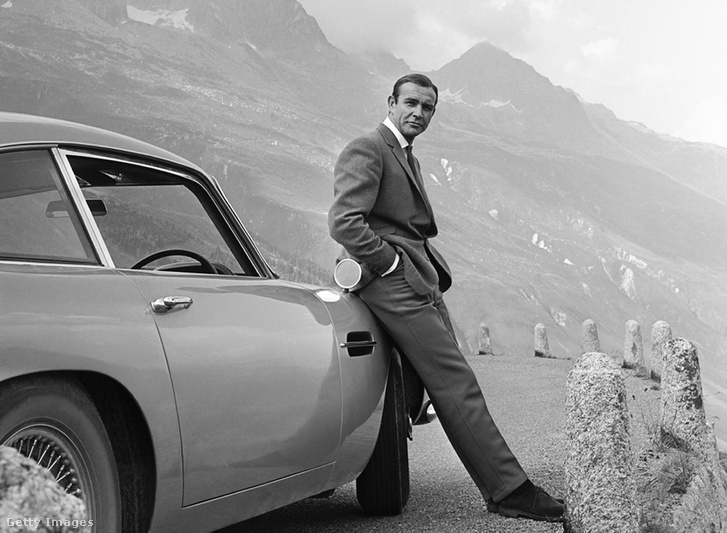 Sean Connery színész James Bondként pózol Aston Martin DB5-öse mellett a Goldfinger forgatásán Svájcban 1964-ben