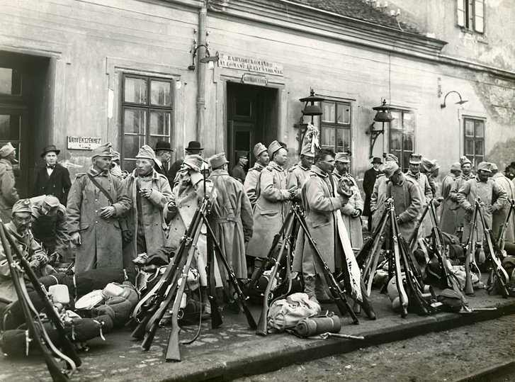 A frontra induló katonák a Józsefvárosi pályaudvaron, 1915