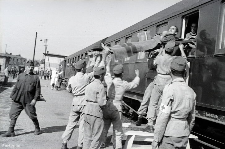 Az 154-es számú vöröskeresztes kórházvonat a Józsefvárosi pályaudvaron, 1942