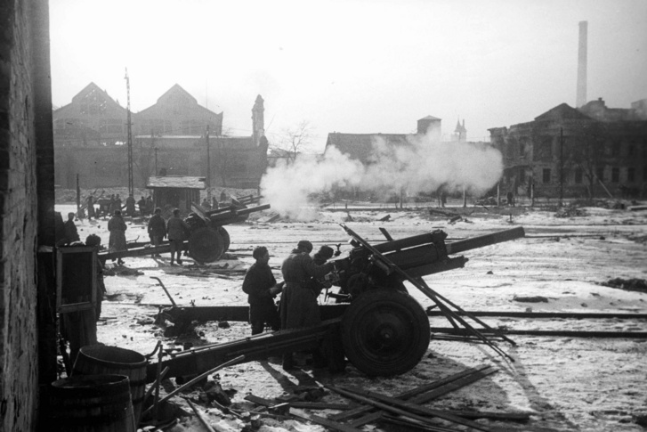 Józsefvárosi pályaudvar, a Kőbányai úton túl a Ganz-gyár üzemcsarnoka, 1945