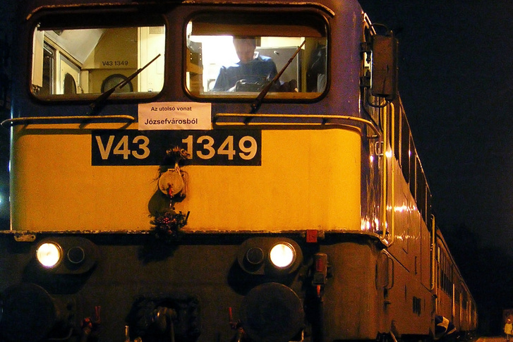 Az utolsó szerelvény elhagyja a Józsefvárosi pályaudvart 2005-ben