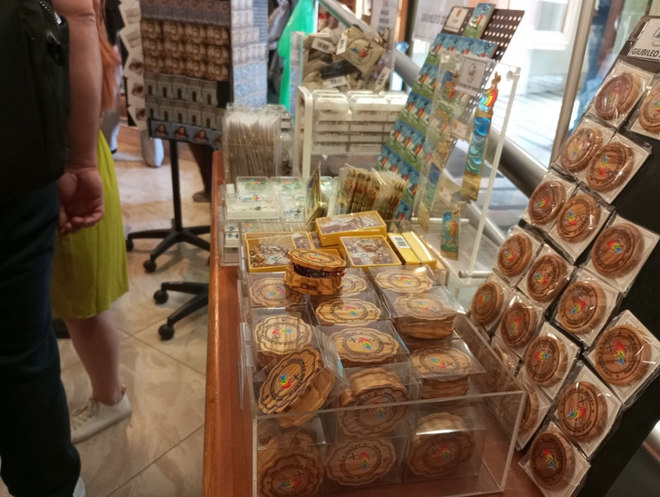 Ajándéktárgyak egy vatikáni ajándékboltban