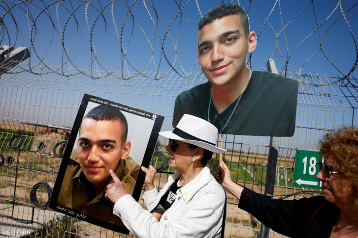 Varda Ben Baruch, a túsz Edan Alexander nagymamája Edan portréjával a kezében a Nir Oz kibucban, Dél-Izraelben, 2025. április 20-án