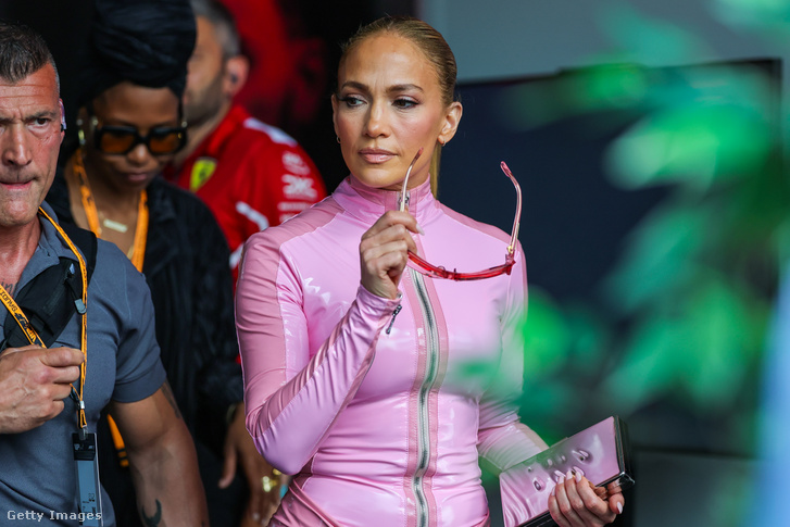 Jennifer Lopez a Ferrari vendégeként sétál a paddockban az F1-es Szaúd-arábiai Nagydíj előtti kvalifikáción a Jeddah Corniche Circuit pályán 2025. április 19-én
