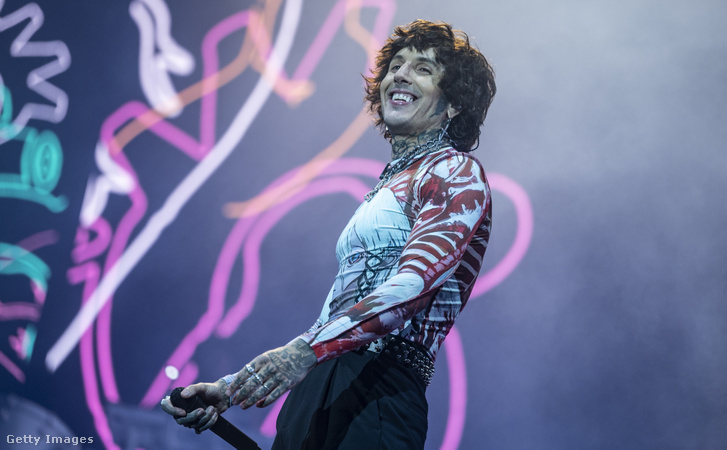 Oli Sykes a Bring Me The Horizon együttesből fellép a Leeds Festivalon 2022. augusztus 28-án