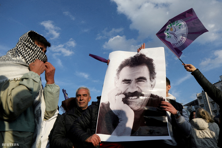 Egy tüntető a bebörtönzött kurd militáns vezető, Abdullah Öcalan képét tartja egy tüntetésen Diyarbakirban, Törökországban 2025. február 27-én