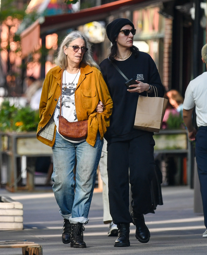 Patti SmithAz amerikai énekesnő és dalszerző, ritka alkalommal tűnt fel a nyilvánosság előtt lányával, Jesse Paris Smith-szel New York belvárosában