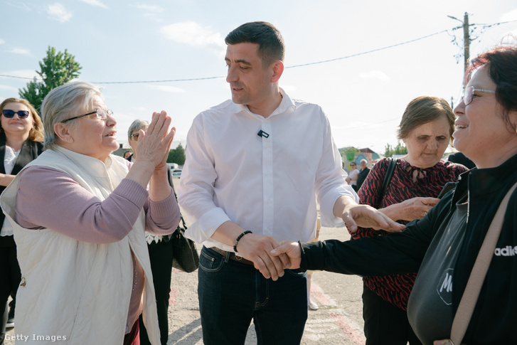 George Simion üdvözli a résztvevőket a romániai Alexandriában folytatott kampány során 2025. május 1-jén