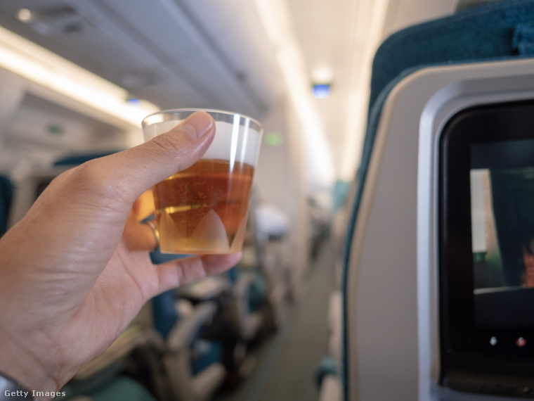 Az alkohol kiszáradáshoz vezethet repülés közben. (Fotó: Satoshi-K / Getty Images Hungary)