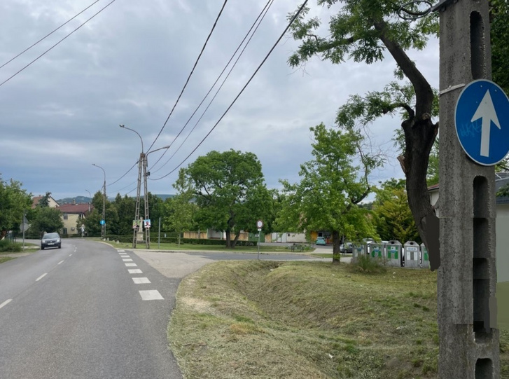 Emiatt nem szabad rutinból vezetni! Itt már kétszeresen szabályt szeg, aki jobbra lekanyarodik. Ha ott van a kuka, ha nem.