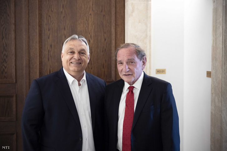 Orbán Viktor miniszterelnök (b) fogadja George Friedman magyar származású nemzetközileg elismert amerikai geopolitikai stratégát a Karmelita kolostorban 2022. június 27-én