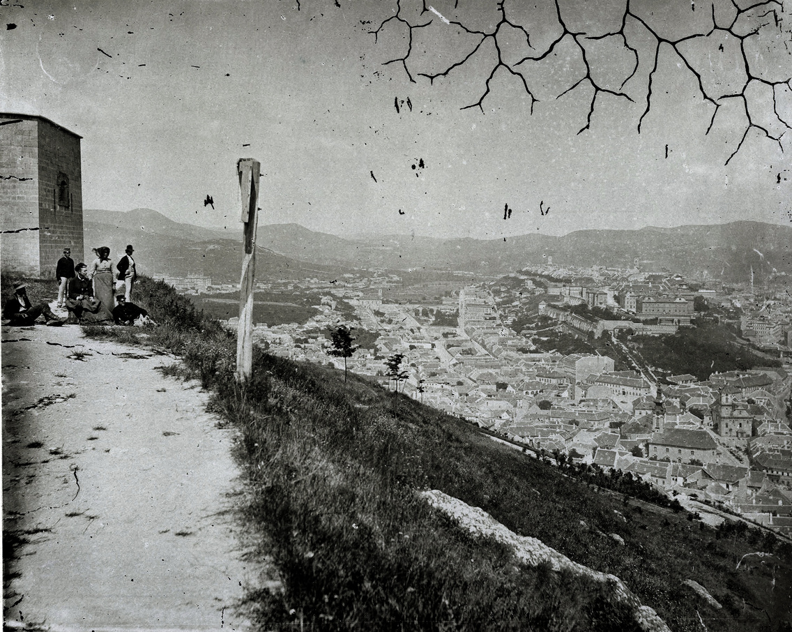 Kilátás a Citadellától a Tabán és a budai Vár felé. A felvétel 1876 körül készült.