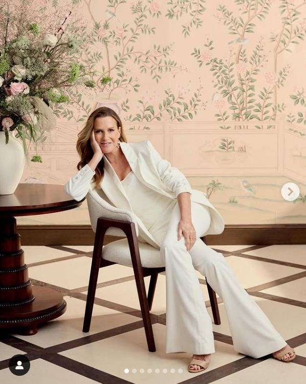 Ez a fehér öltöny maga a kifinomult elegancia, szabásának köszönhetően pedig karcsú alakját is kiemeli.
