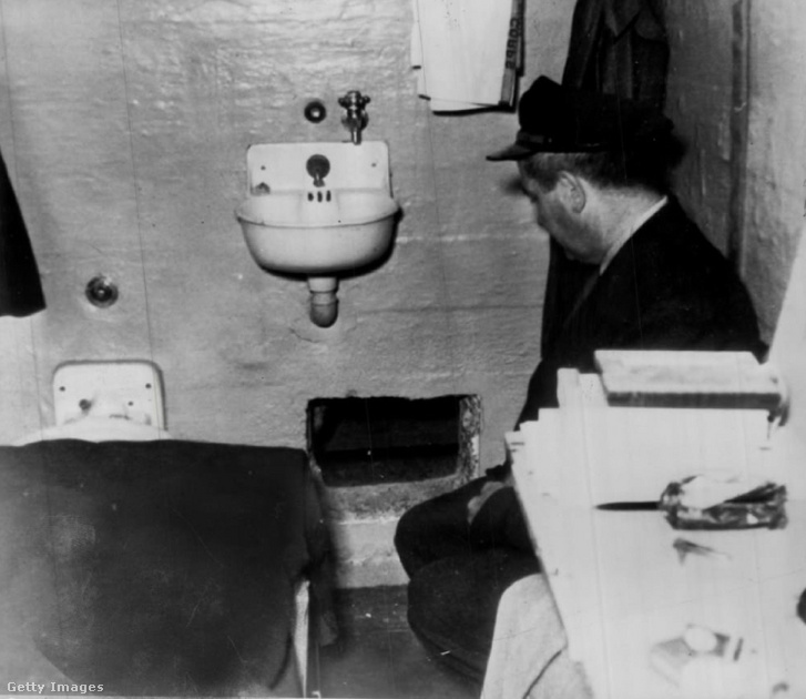 Egy börtönőr térdel Frank Morris cellájának falába vájt lyuk mellett. amelyen keresztül ő, John és Clarence Anglin megszöktek 1962. június 14-én