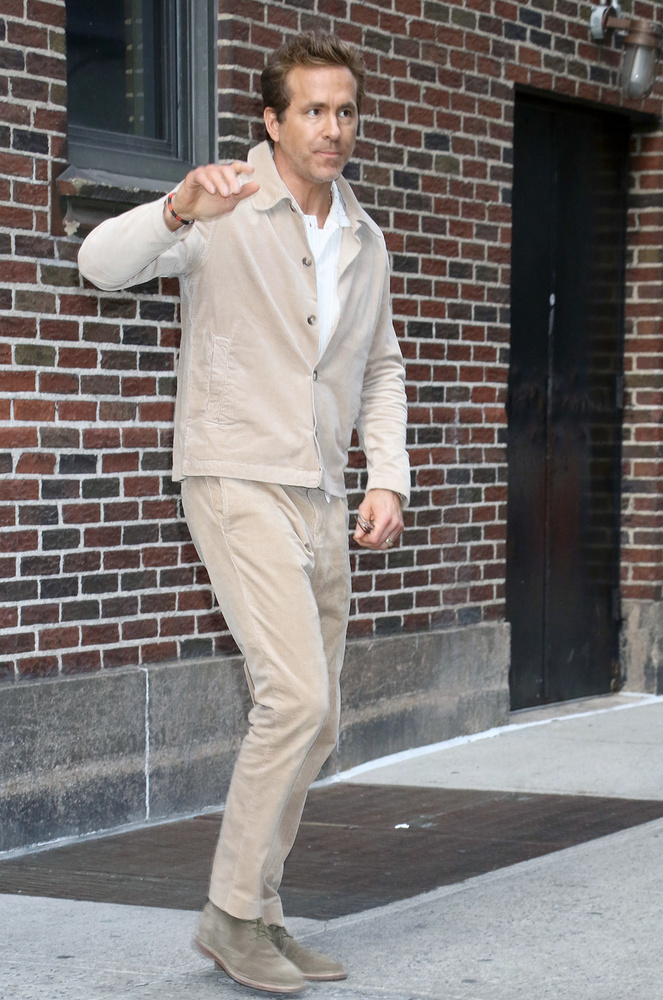 Ryan Reynolds New Yorkban lépett utcára, ahol a The Late Night Show with Stephen Colbert vendége volt