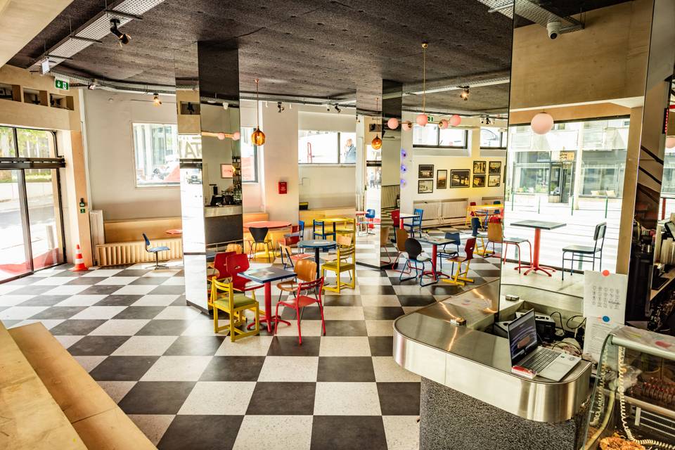 A Margit-negyed csúcsterméke egy Bauhaus-ház gyomrában – Megnéztük a Dugattyúst