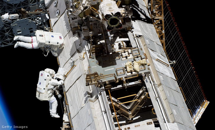Steve Bowen és Alvin Drew, a NASA űrhajósai, mindketten az STS-133 misszió szakemberei, a küldetés első EVA- (extravehicular activity) ülésén vesznek részt, miközben a Nemzetközi Űrállomáson folytatódik az építés és a karbantartás 2011. február 28-án
