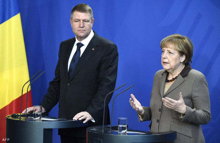Klaus Johannis román elnök (b) és Angela Merkel német kancellár sajtótájékoztatón a találkozót követően a berlini kancellári hivatalban 2015. február 26-án