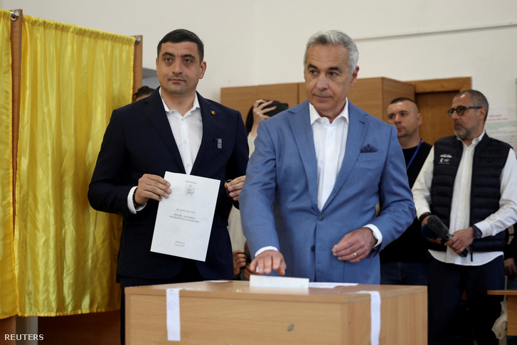 Calin Georgescu és George Simion elnökjelölt a szavazóhelyiségben az országos elnökválasztás első fordulójában, a romániai Mogosoaia városában, 2025. május 4-én