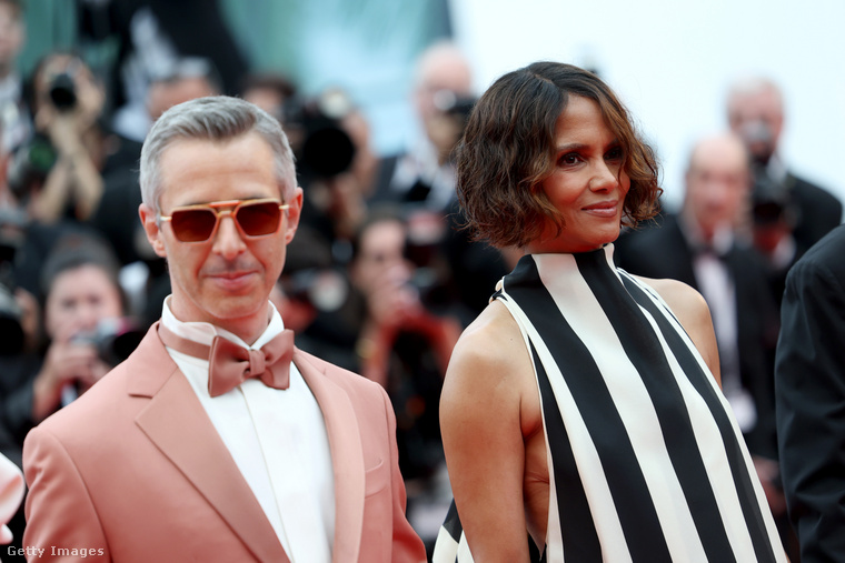 Jeremy Strong és Halle Berry&nbsp;Az Utódlás sorozat sztárja, Jeremy Strong barackszínű szmokingban és napszemüvegben hozta a letisztult eleganciát a cannes-i vörös szőnyegre