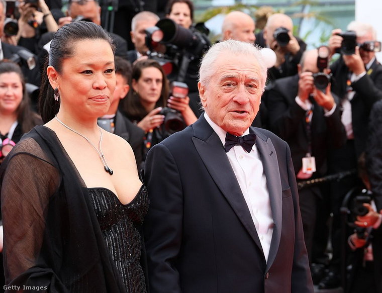 Robert De Niro és Tiffany Chen&nbsp;A legendás színész a cannes-i nyitónapon feleségével, Tiffany Chennel jelent meg – a pár kifinomult, klasszikus eleganciát képviselt