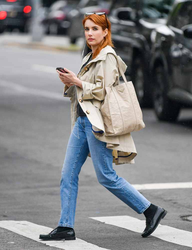 Emma Roberts zenét hallgatva rótta New York utcáit