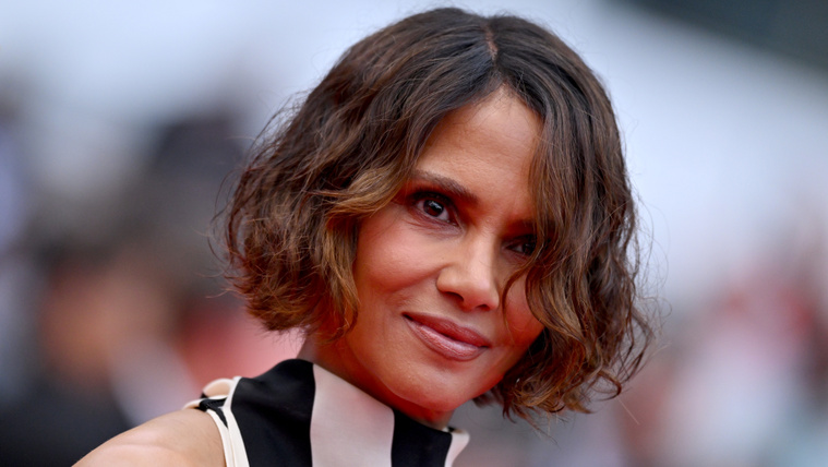 Alig takart valamit Halle Berry ruhája, a cannes-i szervezőknek kellett felöltöztetniük