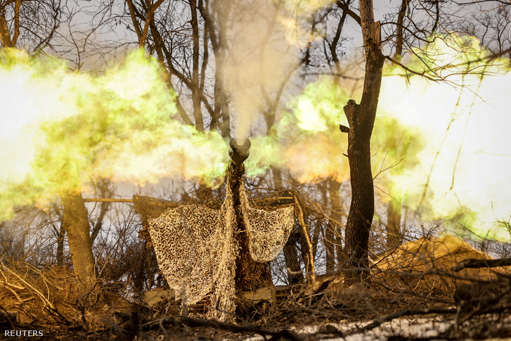 Az Ukrán Fegyveres Erők katonái egy M109 Paladin önjáró löveggel tüzelnek az orosz csapatok felé a frontvonalon a Donyecki területen lévő Csasziv Jar város közelében 2025. február 28-án
