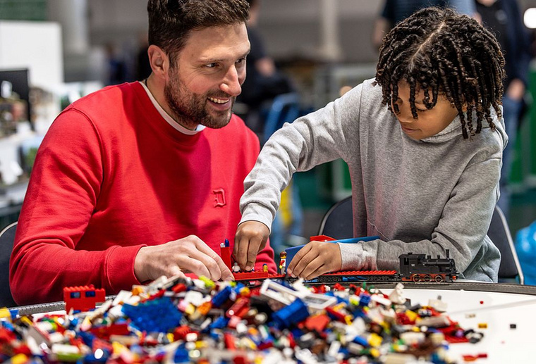 LEGO építő
                        A LEGO építés nemcsak a gyerekeknek lett kitalálva, ugyanis a master építő szakma már évek óta létezik