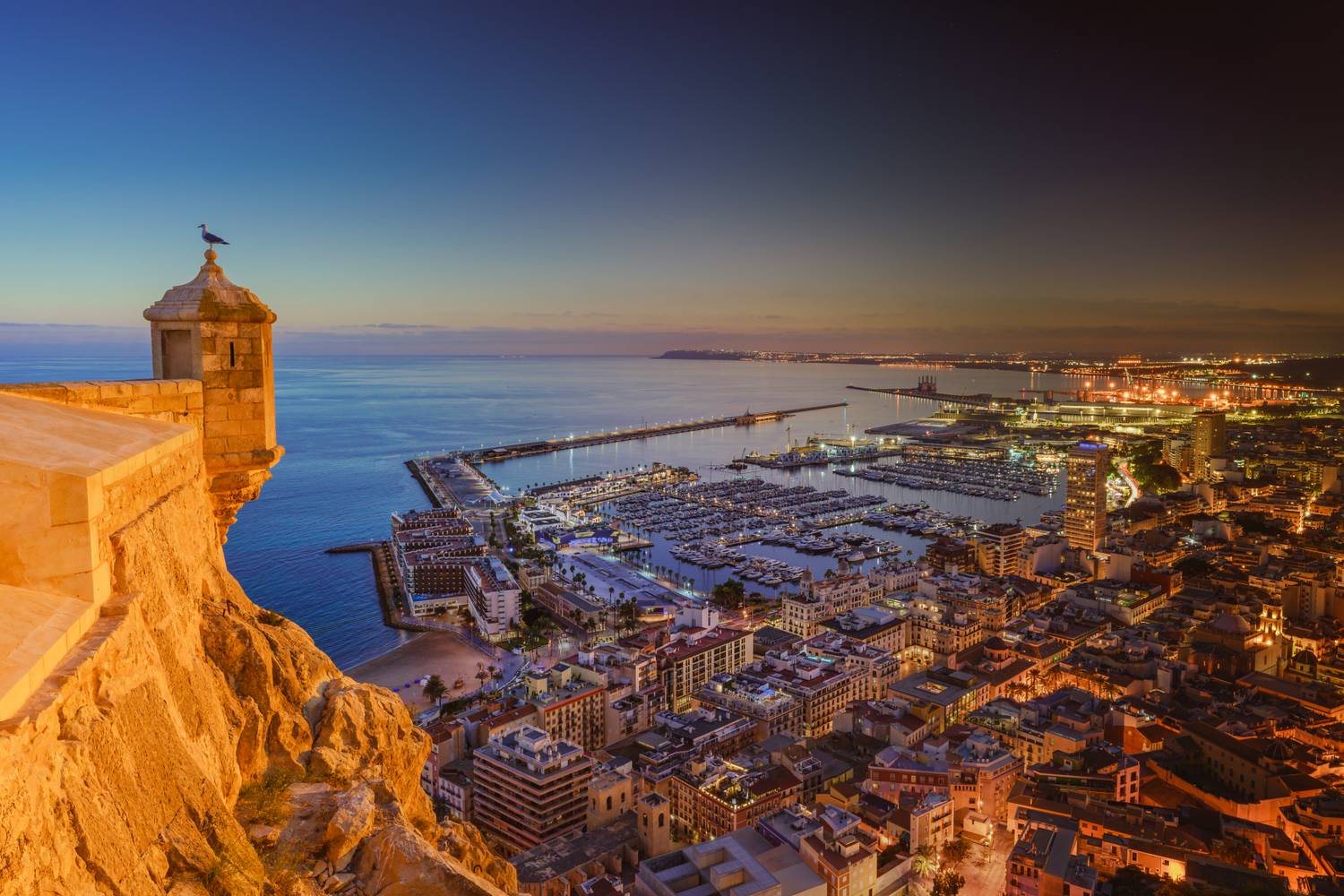 Alicante lenyűgöző tengerparti város, ahol a homokos strandok és az élénk éjszakai élet tökéletes kikapcsolódást kínálnak. Gazdag történelmi öröksége és mediterrán hangulata miatt sokan kedvelik. A retúrjegyek május végén és júniusban 36 000 forinttól elérhetőek a Ryanair és WizzAir közvetlen járataival. A teljes menetidő 3 óra 15 perc.