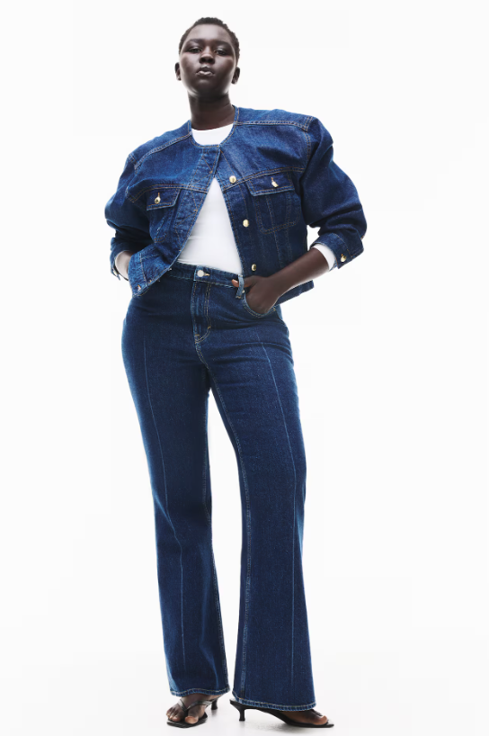 A H&M 11 495 forintos trapézfarmere nyújtja, karcsúsítja a lábakat és kiemeli a derekat.