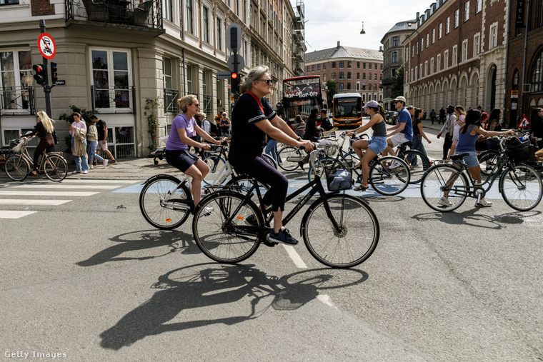 Koppenhágában idén nyáron azok a turisták is kedvezményekben részesülnek, akik a biciklibérlés mellett döntenek. (Fotó: Getty Images)