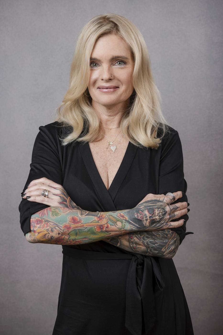 Erika Eleniak mindkét kezét színes tetoválások borítják. Bár sokat változott, mosolya és kisugárzása még mindig a régi.