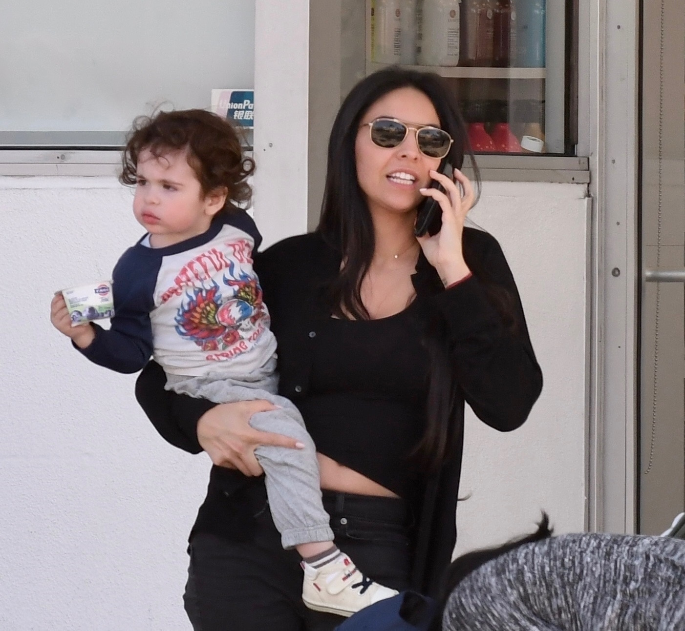 Noor Alfallah és a kis Roman Beverly Hills utcáin