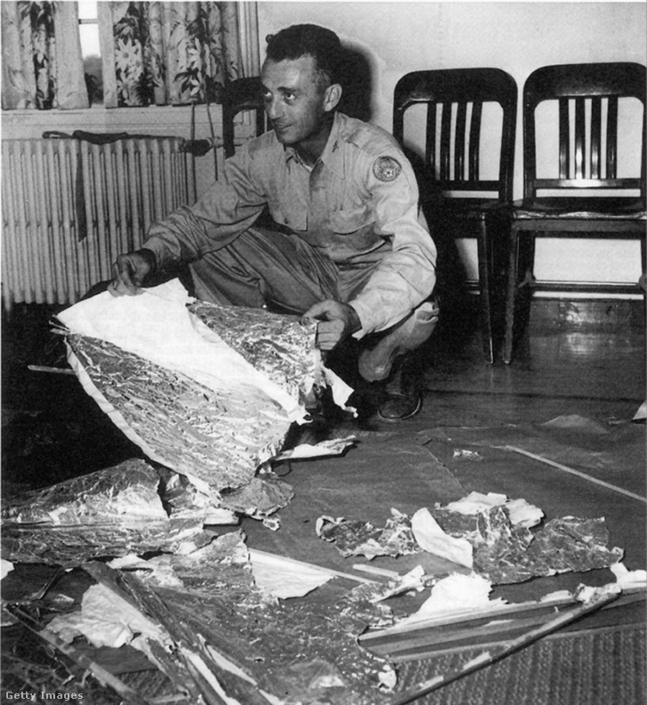 Jesse Marcel, a hírszerzés vezetője, aki eredetileg a Roswell ufóhelyszínről származó törmelék egy részét vizsgálta és visszaszerezte