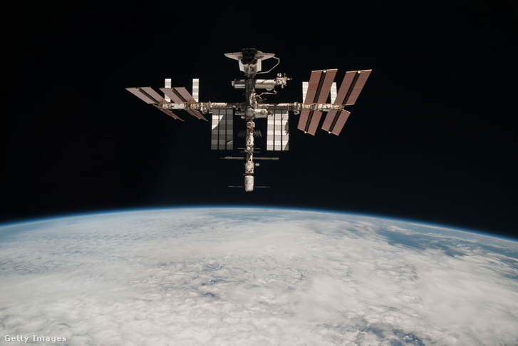 Az Európai Űrügynökség (ESA) és a NASA által biztosított képen a Nemzetközi Űrállomás és az Endeavour űrsikló a Föld körül kering az Endeavour utolsó útja során 2011. május 23-án az űrben