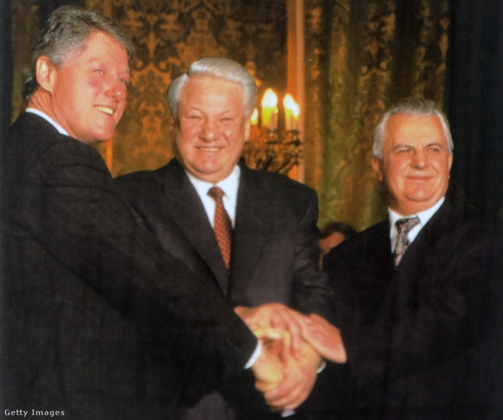 Az elnökök a háromoldalú nyilatkozat aláírása után, Clinton amerikai elnök, Jelcin orosz elnök és Kravcsuk ukrán elnök Moszkvában, 1994. január 14-én