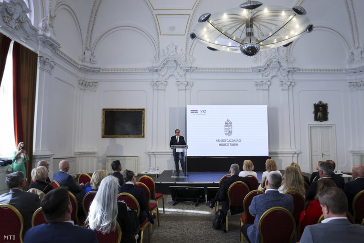 Nagy Márton nemzetgazdasági miniszter beszédet mond a Joint Venture Szövetség (JVSZ) tisztújító közgyűlésén az MBH Bank székházában 2025. május 14-én