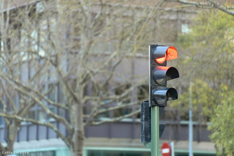A start-stop rendszer a piros lámpánál való megálláskor leállítja a motort. (Fotó: aire images / Getty Images Hungary)