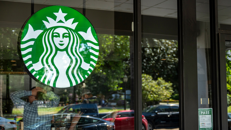 Sztrájkolnak a Starbucks dolgozói az új öltözködési szabályzat miatt